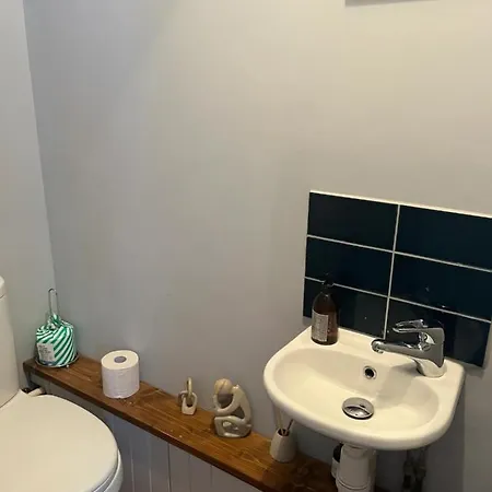 Charming 3bd House Wprivate Garden - Semesterbostad