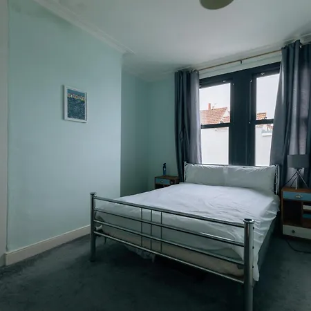 Charming 3bd House Wprivate Garden - דירה *