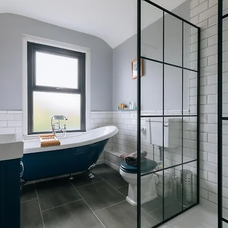 Charming 3bd House Wprivate Garden - דירה *