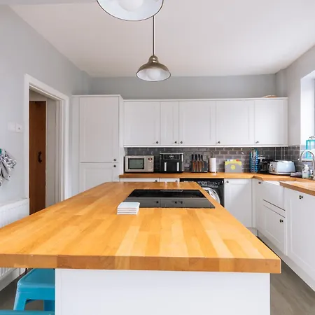 Charming 3bd House Wprivate Garden -