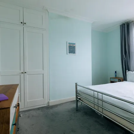 Charming 3bd House Wprivate Garden - דירה *