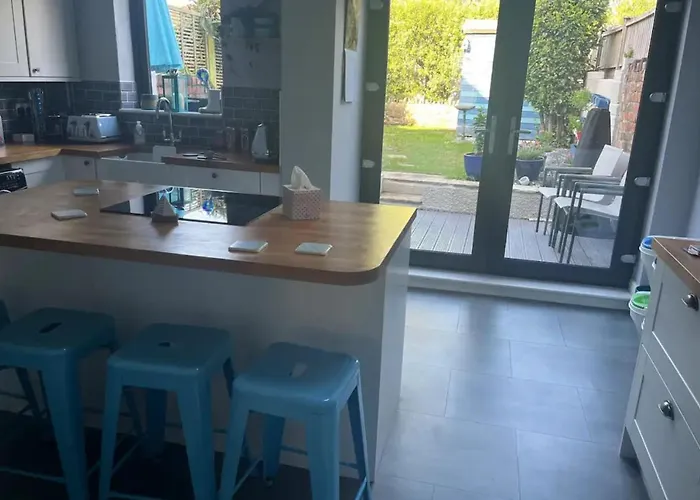 Charming 3bd House Wprivate Garden - Сasa de vacaciones